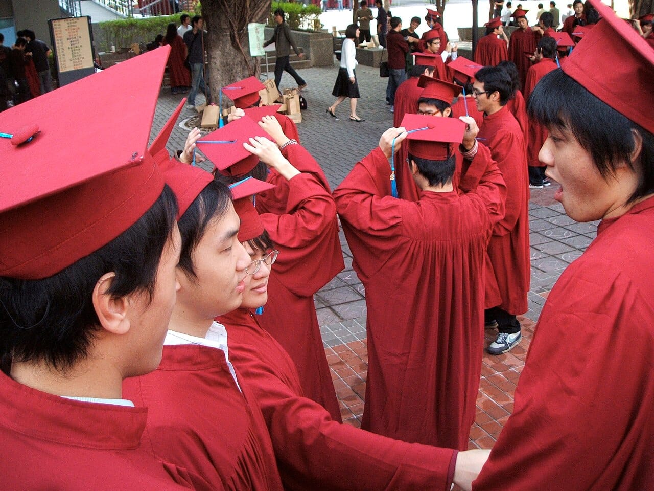 Students of Fengjia University in academic dress 20061129