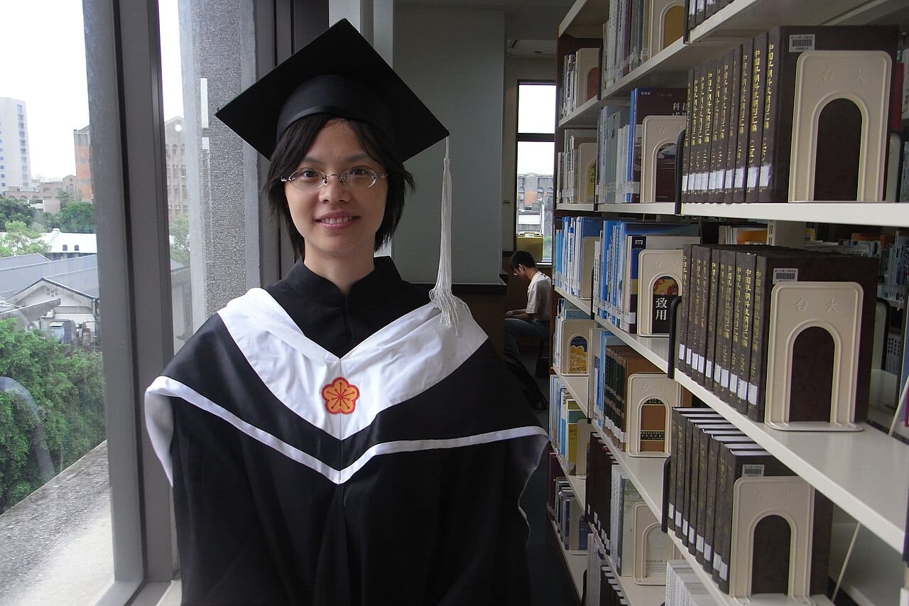Student of National Taiwan University in academic dress 20100728