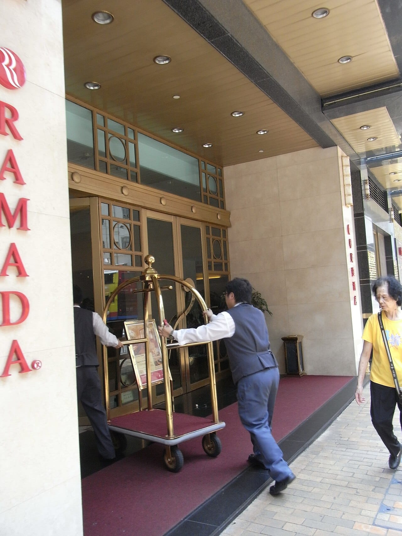 HK Sai Ying Pun Des Voeux Road West Ramada HK Hotel ballboy service