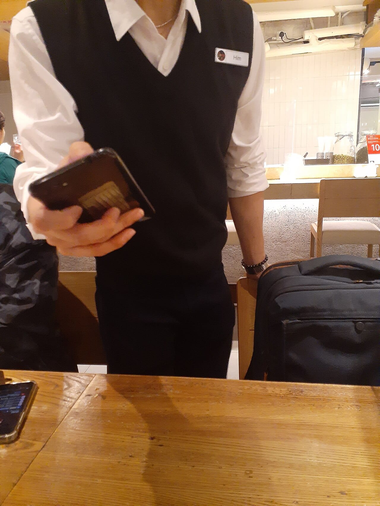 HK CWB 銅鑼灣 Causeway Bay 記利佐治街 Great George Street 翡翠明珠廣場 JP Plaza mall shop 上海姥姥 Shanghai Lao Lao Restaurant waiter uniform November 2021 SS2 001