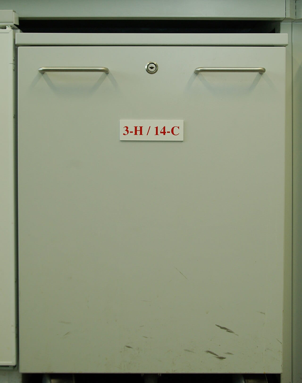 Radioisotopes storage cabinet