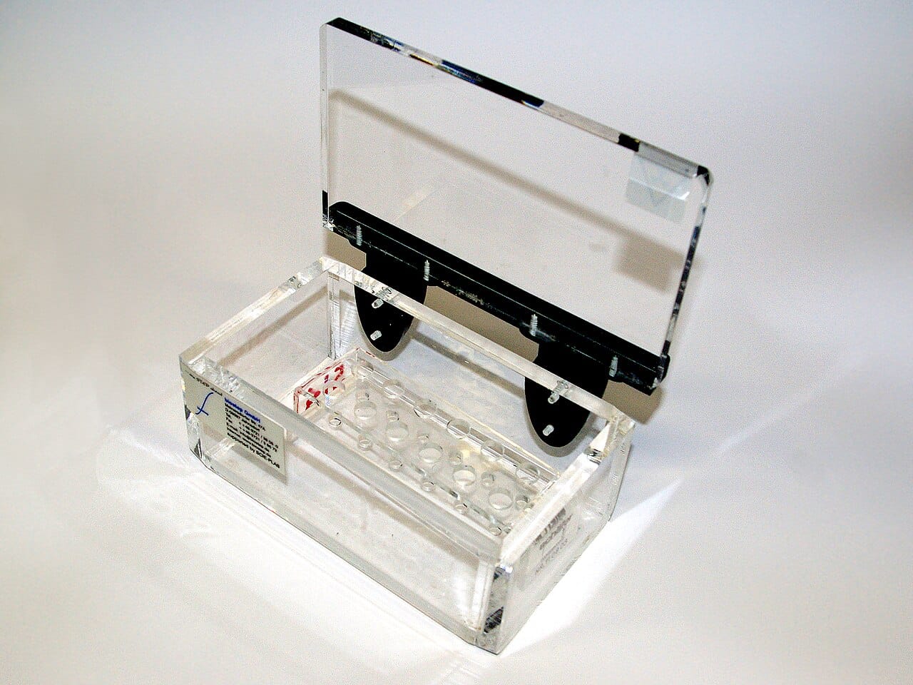 Radioactive shielding box for samples-open