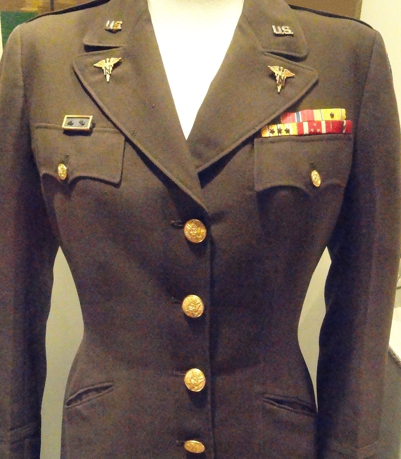 US Army Nurse Corps uniform, c. 1945, displayed complete.
