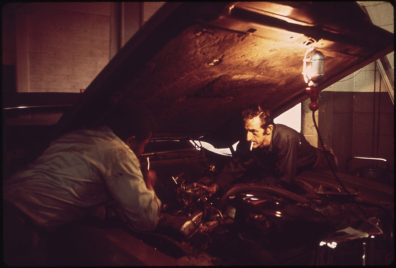 MECHANICS AT WORK AT "CALL CARL," COMPUTERIZED CENTER - NARA - 546632