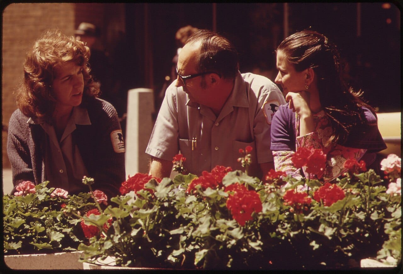 POSTAL WORKERS TAKE THEIR AFTERNOON BREAK ON NICOLLET MALL - NARA - 551470