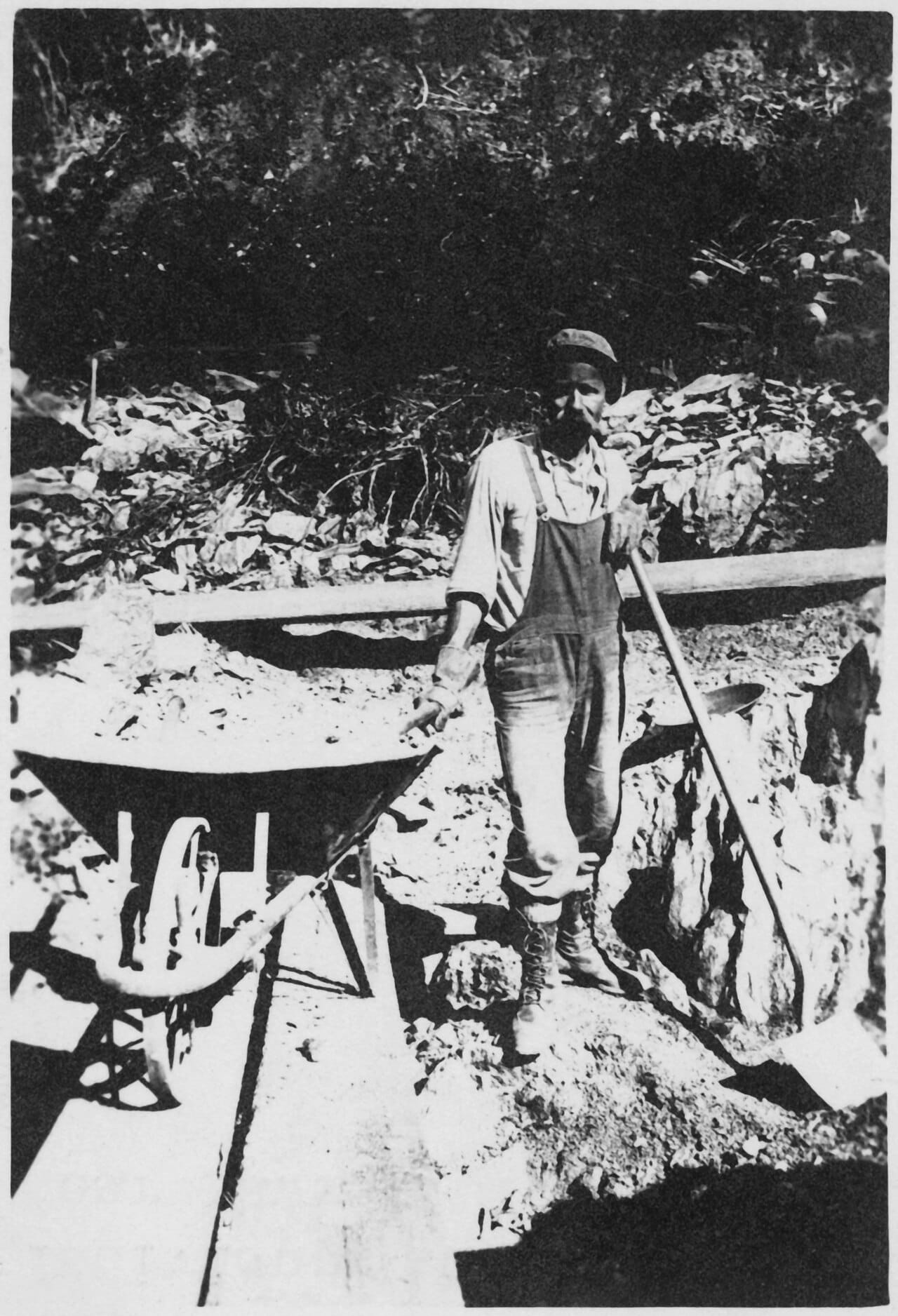 Individual miner near Dawson, Yukon Territory. Same source as ^966. - NARA - 297814