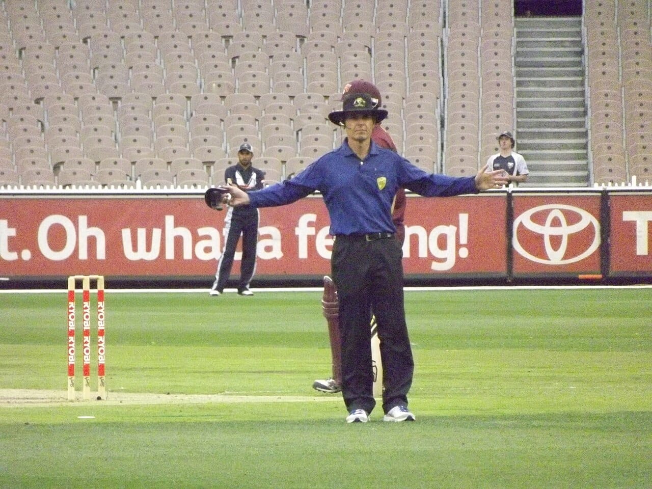 Simon Fry umpiring 201213 Ryobi Cup final