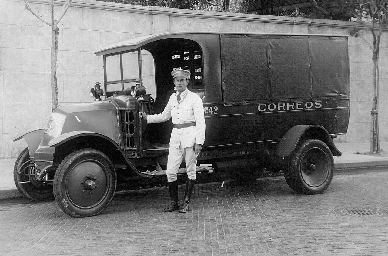 Buenos Aires - Empleado y automóvil del Correo