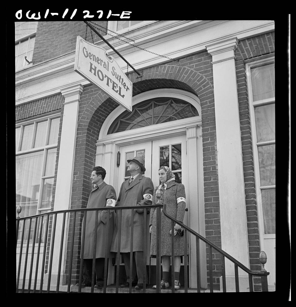 Air raid wardens and Red Cross worker on duty outside a hotel 8d23514v