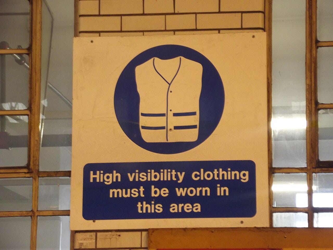 Depot signage: high-visibility clothing must be worn in this area.