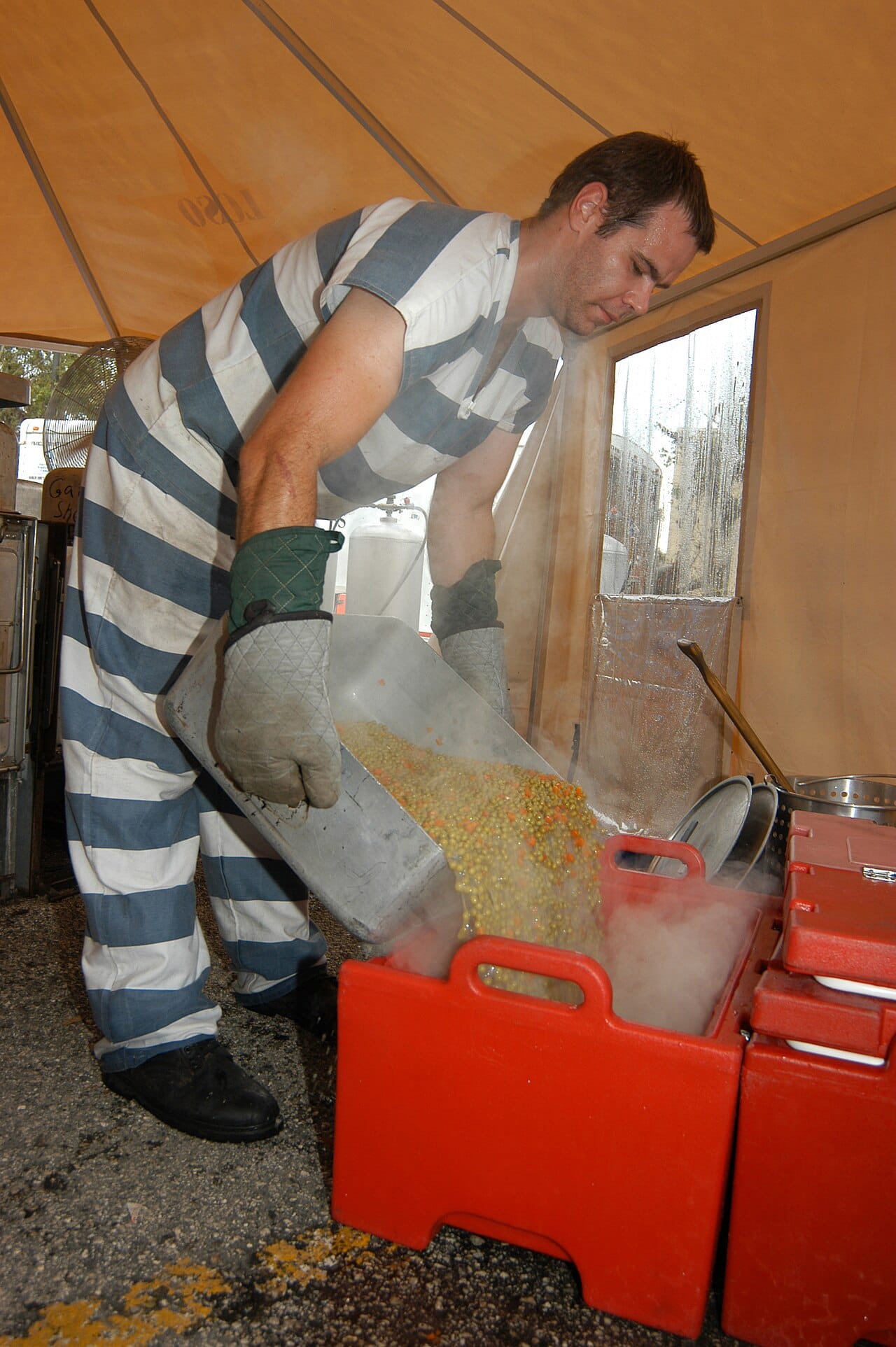FEMA - 10244 - Photograph by Mark Wolfe taken on 08-25-2004 in Florida