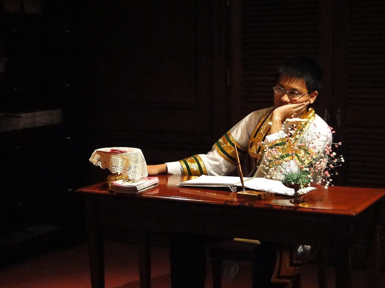 Academic dress of Sukhothai Thammathirat Open University.